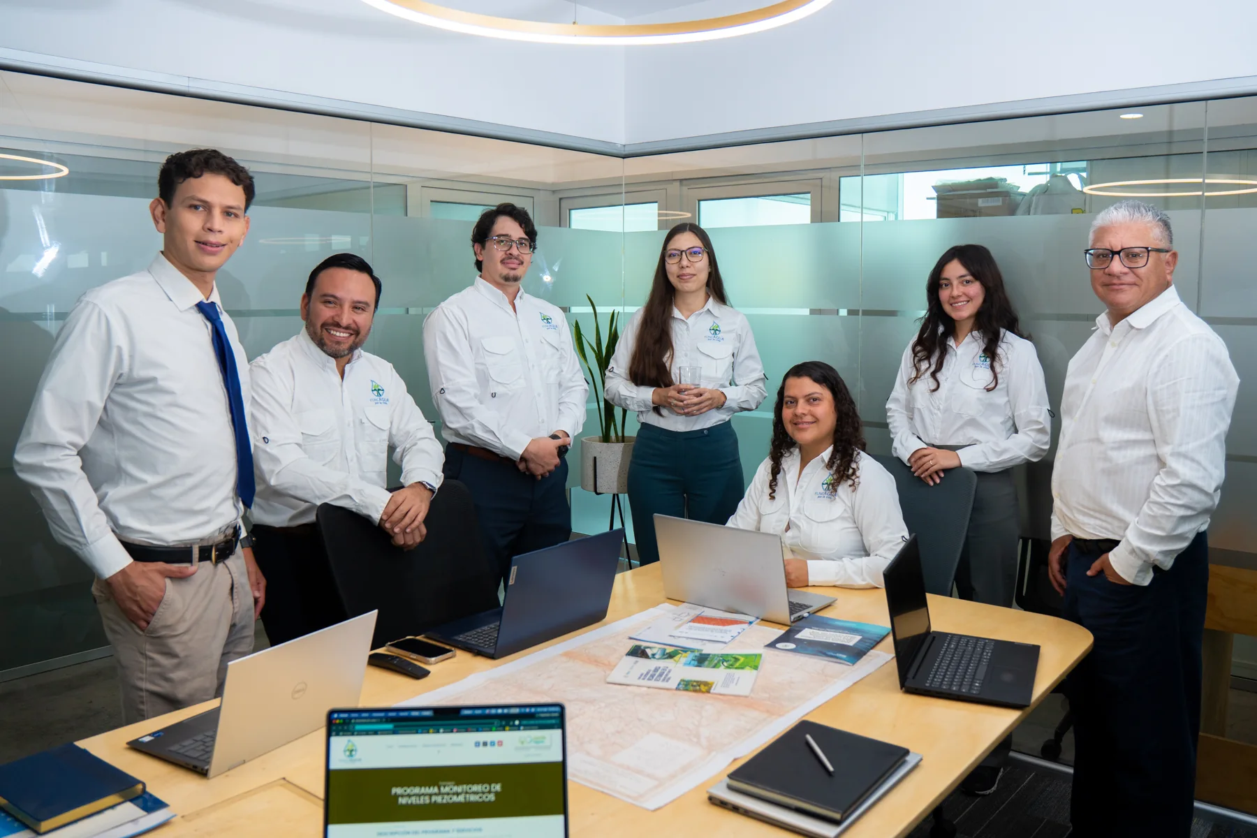 Equipo de FUNCAGUA reunido alrededor de una mesa de trabajo