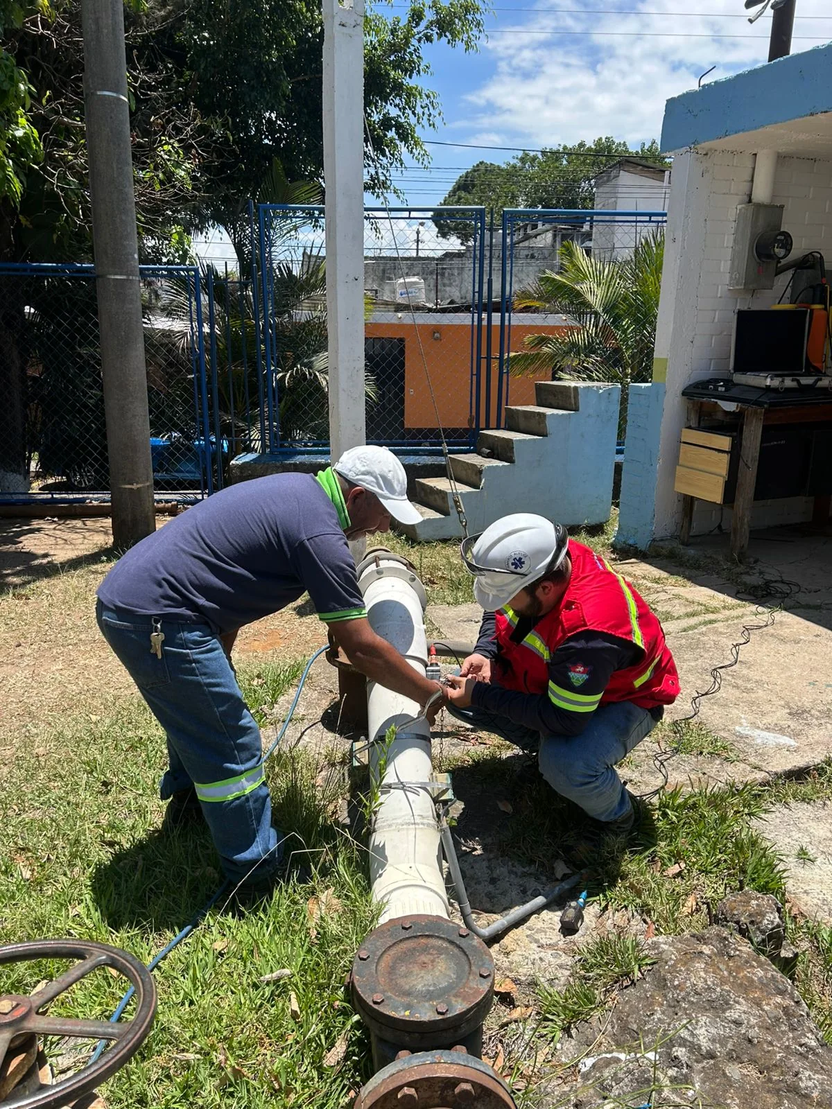 Equipo técnico durante una jornada de monitoreo hídrico