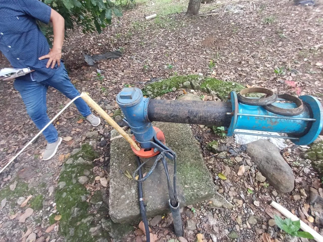 Medición del nivel de agua en un pozo municipal