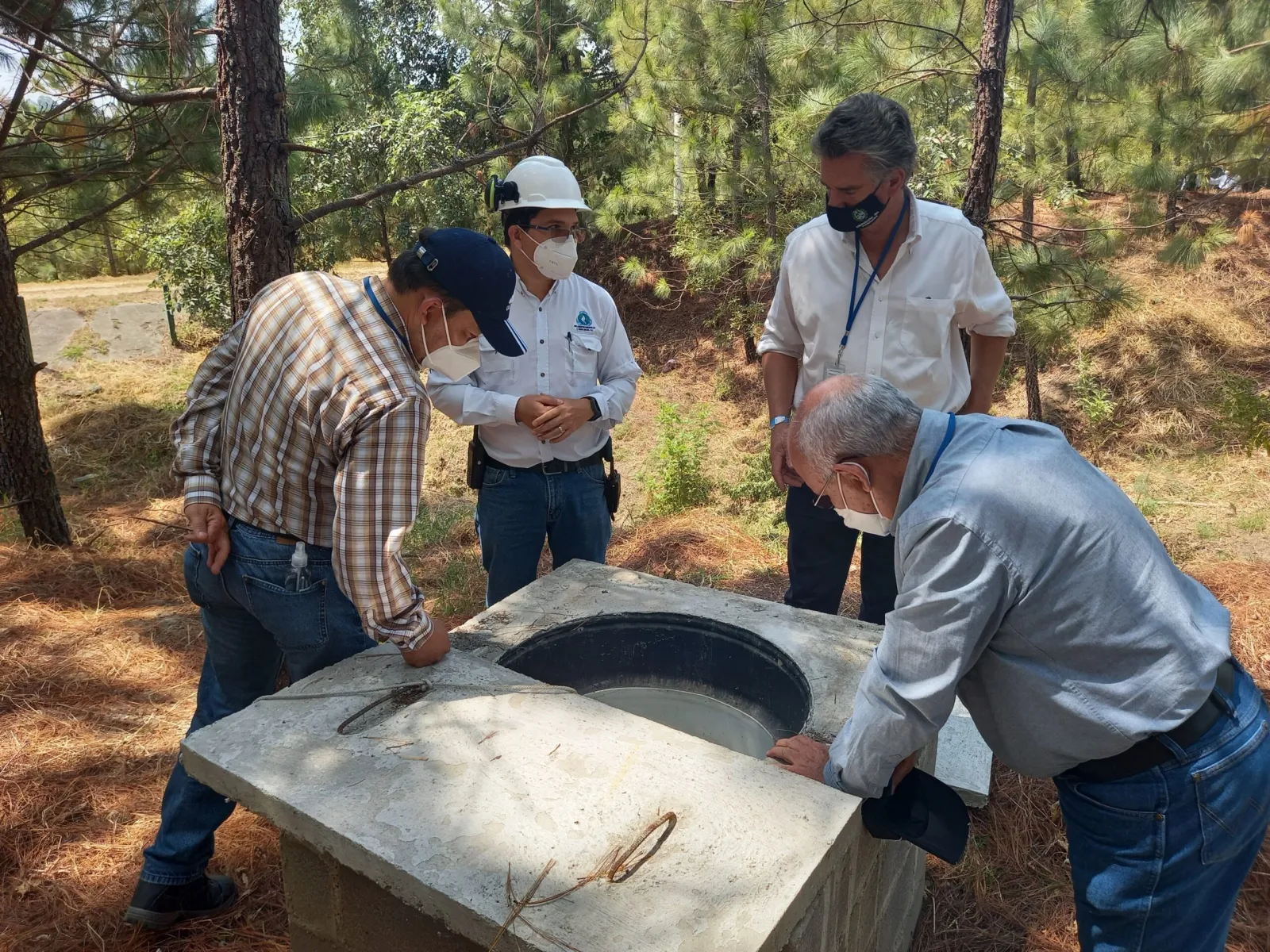 Equipo técnico inspeccionando una infraestructura de infiltración hídrica