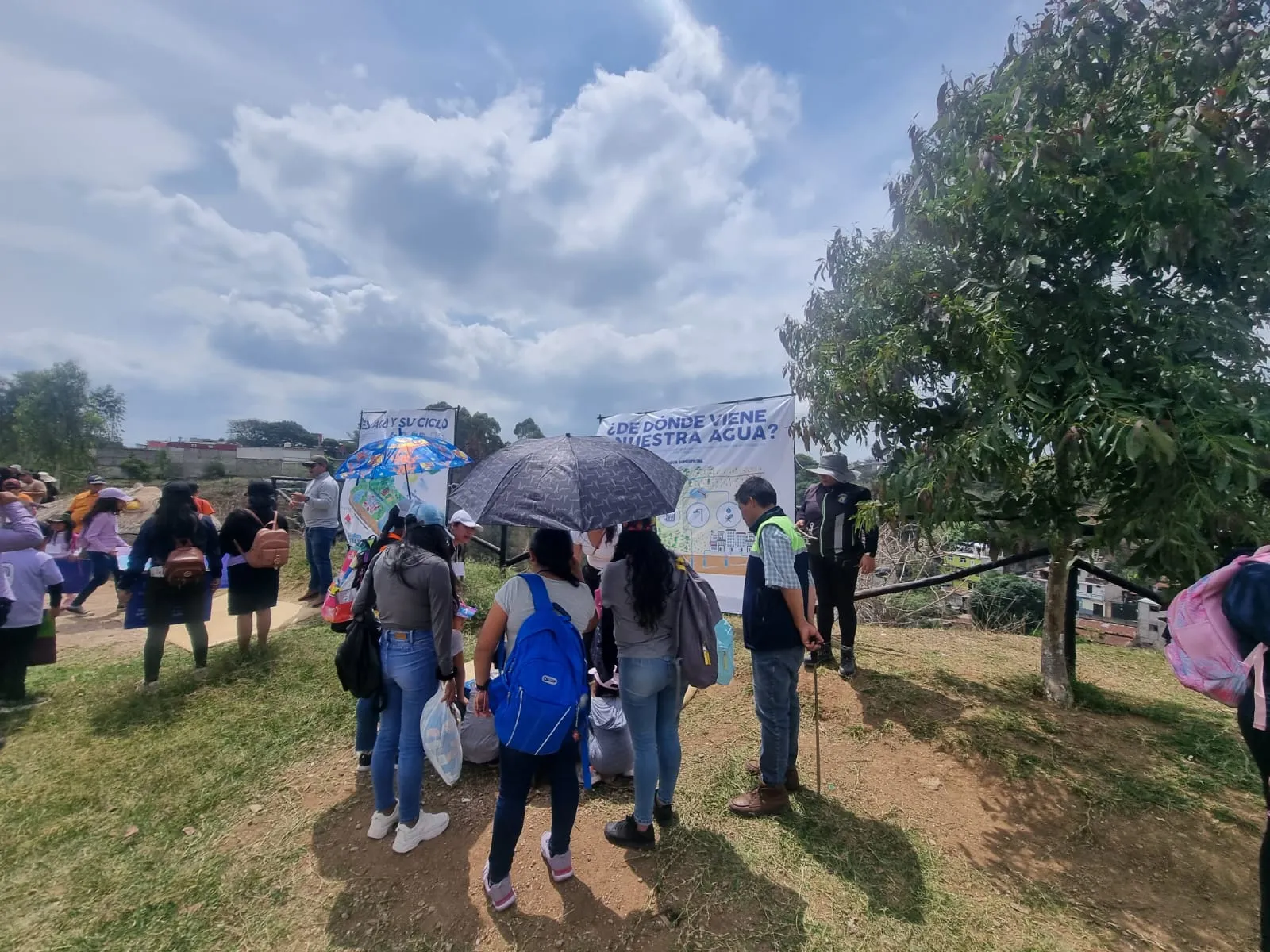 Participantes en una jornada abierta de educación sobre el agua