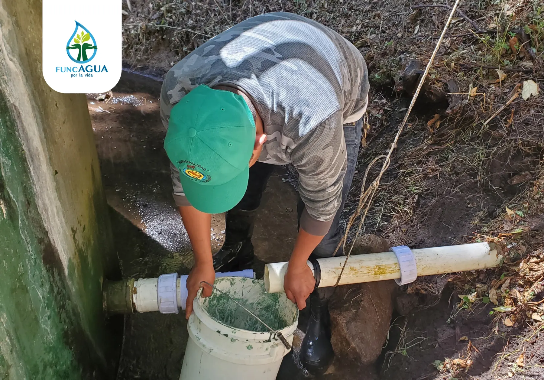 Técnico realizando un aforo en un nacimiento de agua