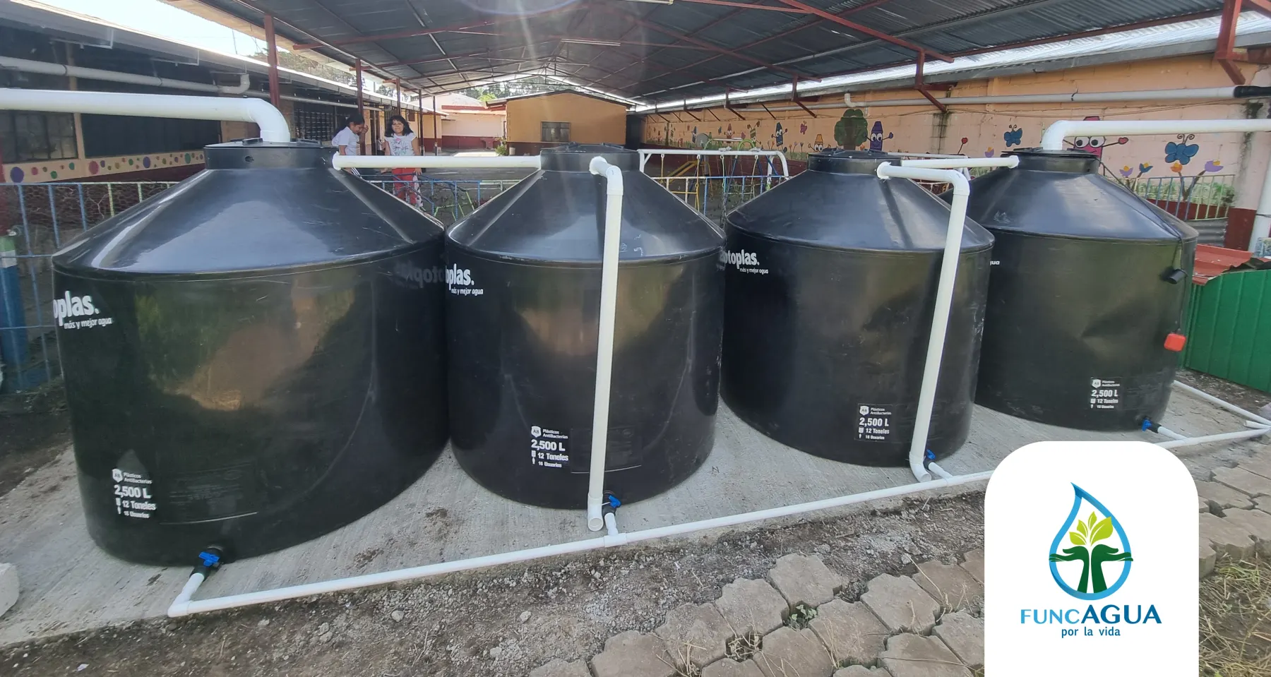 Sistema de captación de agua de lluvia instalado en una escuela