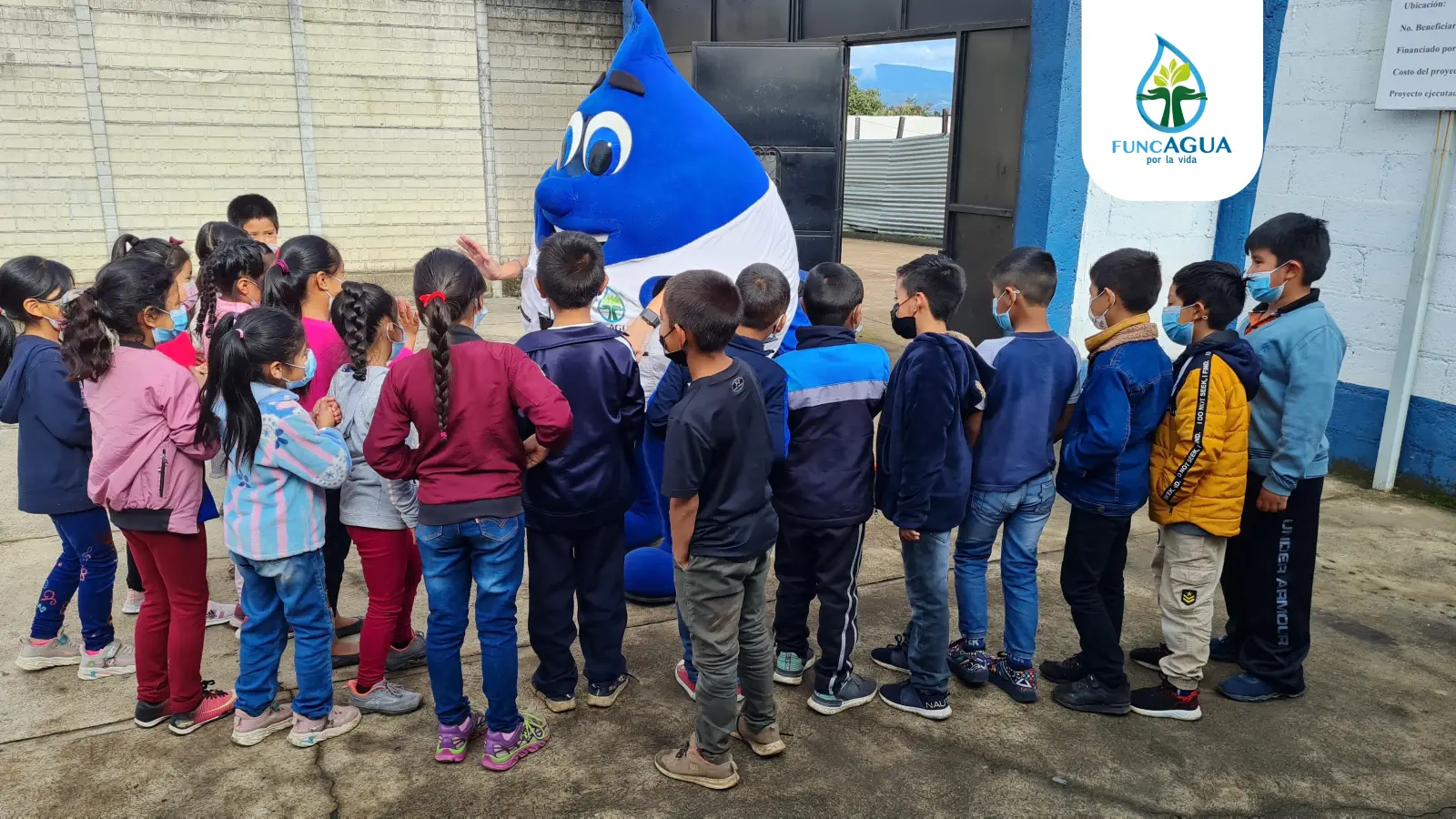 Niñas y niños participando en una actividad de La Gota Viajera